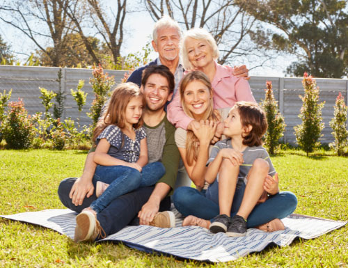 Familie mit drei Generationen bei einem Picknick im Garten
